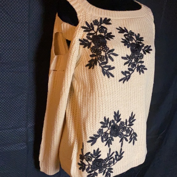 Jella C. Cream Sweater (Missy) - Picture 4 of 11